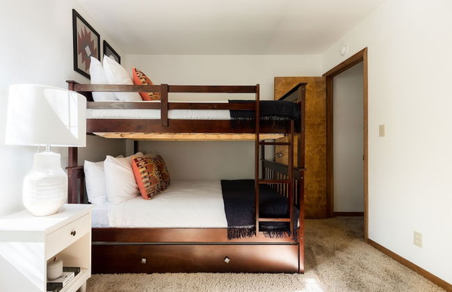 Wolfe by Avantstay 5mins Northstar w Hot Tub Fireplace 2 Private Decks - Photo 19