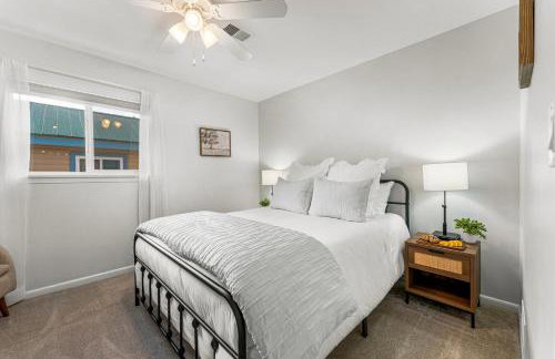 Cozy Riverfront Cabin with Fireplace & Deck - Foto 29