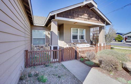 Charming Bend Home with Porch and Yard Great Location - Foto 22