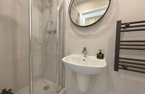 Gated 2 Guests Private House Free Parking - Foto 13