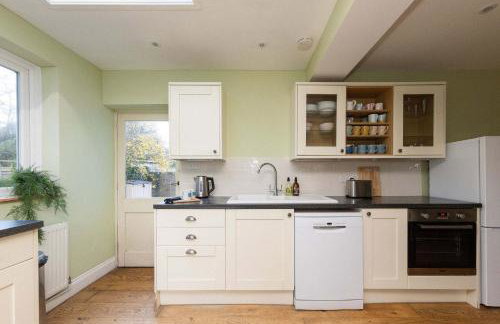 Spacious Coastal Family Home Sleeps 8 - Photo 4