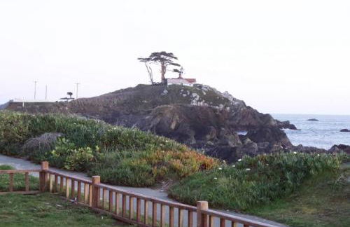 Private Home - Playground, Jumping Mat, BBQ, Darts, Firepit, Gazebo, 4 Smart TVs, White Cotton Bedding, - The Redwood Cul-De Sac Beach Retreat - Foto 48