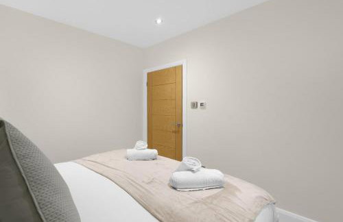 Modern Comfort 2-Bedroom, 2-Bathroom House - Photo 18