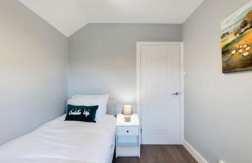 Stunning Family Home with Comfortable Surroundings by Our Home Short Stays ideally situated within Greater Manchester - Photo 15