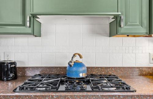 3BR Cozy Family Home with HotTub & Spacious Backyard - Foto 41