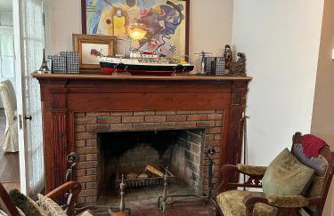 Historic Home near Stony Brook Village & Beach - Foto 23