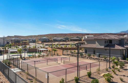 Adventure Base Camp Pet Friendly with Resort Living Pool, Arcade, Pickle-ball - Foto 24