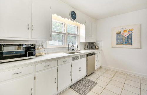 Dogwood Cottage with Fireplace 1 Mi to University - Foto 10