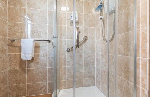 OPK STAYS - Stylish 2 bed Coventry train Station Apt, City Centre, Sleeps 4, FREE Parking, Free Netflix - Foto 17