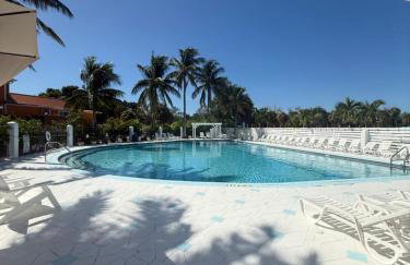Coconut Castaway - Ocean Views, Walk to Beach, Golf Cart, Club Pool - Photo 53