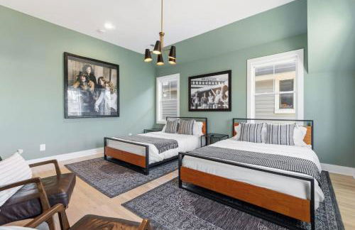 Modern House by Downtown with Garage and Fenced-in Yard - Foto 29