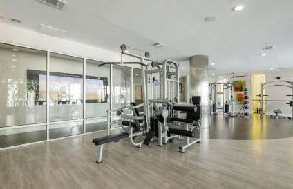 Tasteful 2BR I Pool I Gym I Parking I Workspace - Foto 9