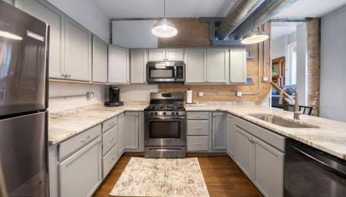 City Escape 2BR Steps to TQL near OTR and Downtown - Foto 4