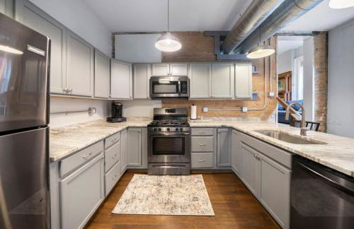 City Escape 2BR Steps to TQL near OTR and Downtown - Foto 4