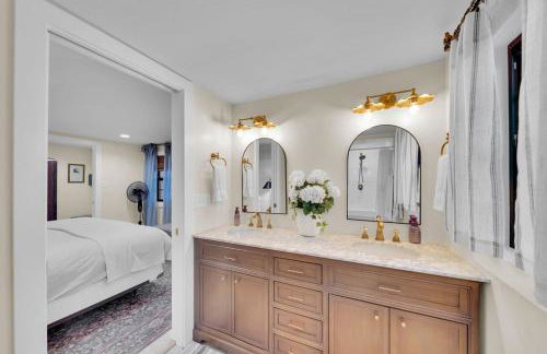 Fully Restored cottage, AMAZING game room, hot tub - Foto 5