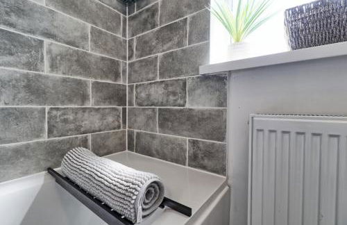 Comfy 4 Bed, Sleeps 8, fast WIFI, Contractor friendly - Foto 53