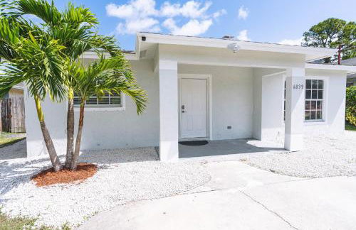 Golfers Paradise 4-hole PUTT-PUTT, Mega Chess with huge backyard, hammock - Photo 24