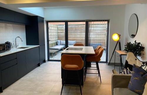 2 bedroom duplex apartment close to UHW & city centre - Foto 3