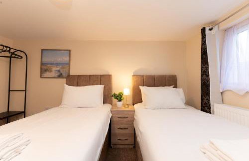 Spacious 4BR Home Walk to Station Parking - Pass the Keys - Foto 34