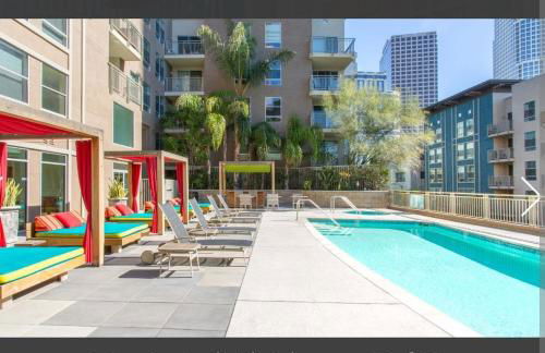 Cozy 2BR Apt in Downtown LA with Pool & Hot Tub - Foto 17