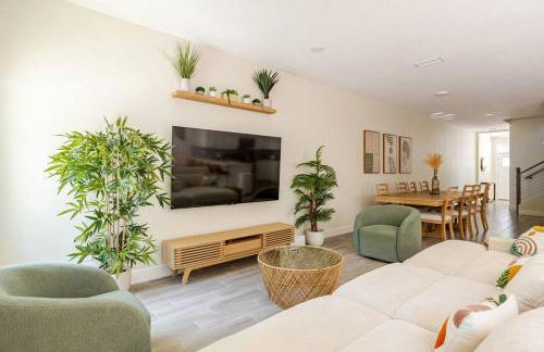 4 Bedroom 3 Full Bath Boho Oasis Saltwater Pool Near Downtown, North of Hyde Park Sleeps 12 Pets OK - Foto 6