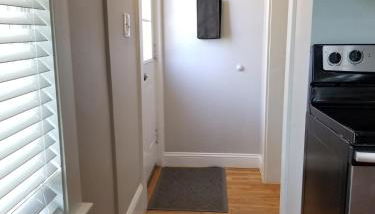 Bright Front Facing Unit - Private Front Farmers Porch - Foto 4