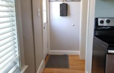 Bright Front Facing Unit - Private Front Farmers Porch - Foto 4