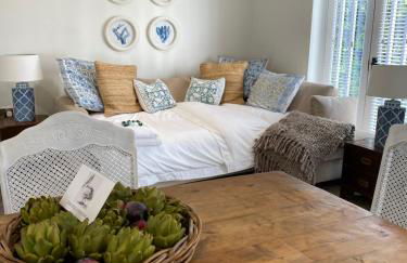 The Pelican Room-converted Cart Lodge near airport - Photo 30