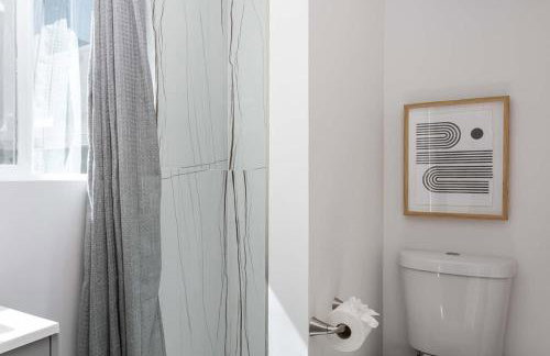 Enjoy Stylish 3BR Apt Sleeps 6 with Free Parking - Foto 17