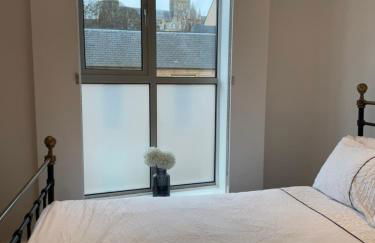 Central, modern and peaceful, lovely Cathedral views, two-bed apartment with 40" smart TV & free onsite parking - Foto 1