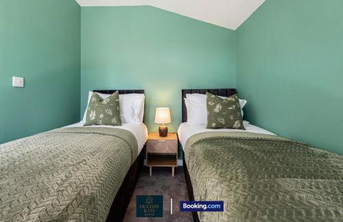 Luxury Retreat For 10 Short Lets & Serviced Accommodation Manchester with Hot Tub and Spacious Garden - Foto 14