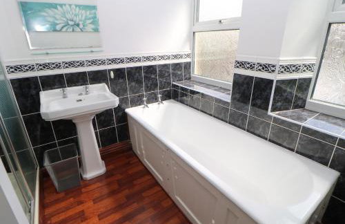 Langlands - Photo 49