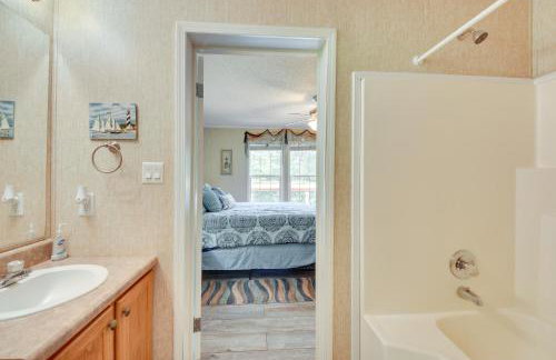 Lakefront Fair Play Vacation Rental, Pets Welcome! - Foto 11