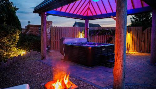 Lincoln Holiday Retreat Lodge with Private Hot Tub - Foto 1