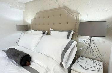 Chic Penthouse with Urban Charm & Rooftop - Foto 14