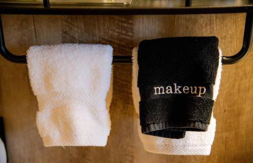 Rustic Chic Alabama Cabin w Loft Fire Pit Pet Friendly Fenced Yard Lake Guntersville - Coco Chateau - Foto 31