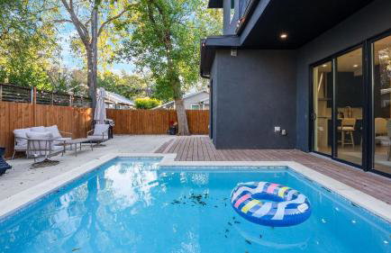 Stylish Home with Firepit Balcony Steps from Austin’s Best Near Rainey St Lady Bird Lake Downtown The Ashlee by AvantStay - Foto 35