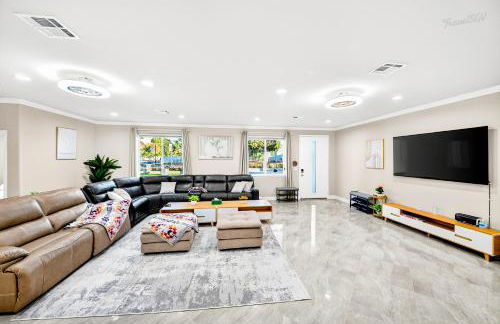 Spacious 9BR Home with Parking and Near DTLA - Foto 1