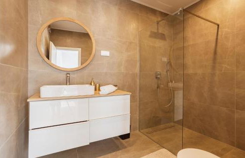 Amazing Home In Dicmo With Kitchen - Photo 38