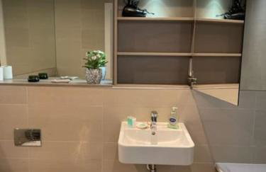 2-bed 2-bath Greenwich Apartment with balcony & lift - Photo 67