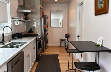 Modern, Remodeled Echo Park House-Walk to Sunset Blvd, Dodgers Stadium, Shops, Bars, Restaurants, Lake, Concerts - Photo 15