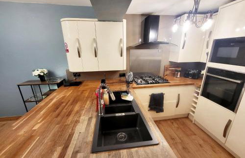 Modern 3-Bed Family Haven wFree Parking - Foto 13