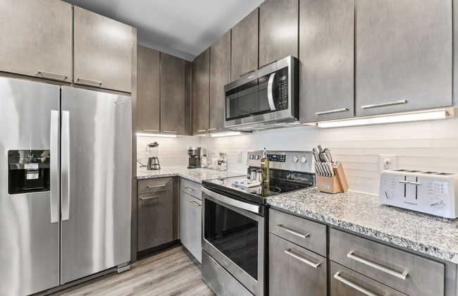 Airy 1BR King Suite Close to Downtown w Fast Wifi - Foto 15