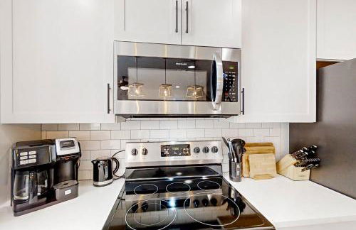 Brand new home with open layout, office, & great location - dog-friendly - Foto 14