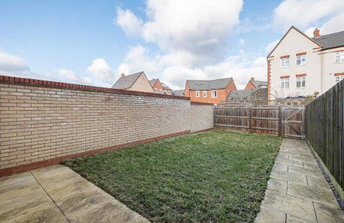 Our latest stunning property by Our Home Short Stays free parking super fast WiFi large back garden and crisp hotel white linen - Foto 21