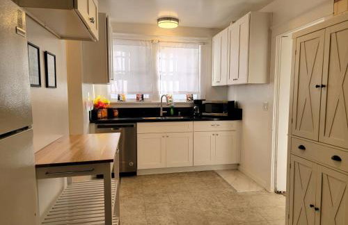 Spacious 5BR Private Home 5 minutes to Rodeo Drive with Hot Tub Spacious Backyard Parking - Foto 7