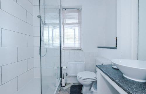 Luxury 3-Bedroom Apartment with 75-Inch TV, Fireplace & Terrace near Manchester Airport - Photo 24