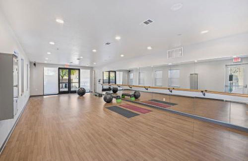 New Downtown Luxury APT ' 2 King Beds, Free Parking, Fast Wi-Fi & Gym Access! - Foto 26