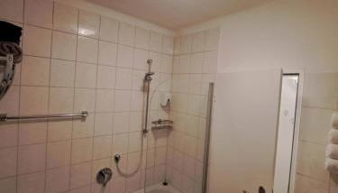 Family House - Foto 2, Shower