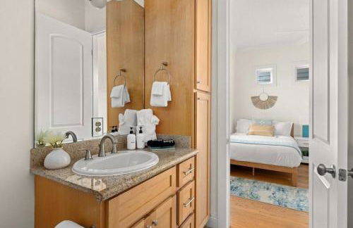 Modern Beach Haüs 4 min walk to beach w/ pool BBQ - Foto 24